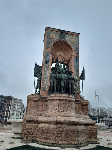Памятник таксим